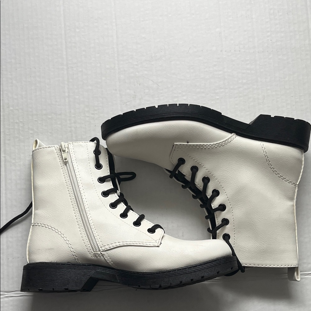 Time and Tru White Lace Up Boots - Picture 1 of 7
